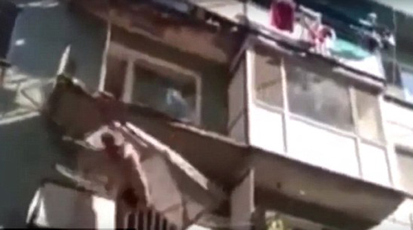 俄小区居民控诉阳台失修时不幸当场坠楼身亡