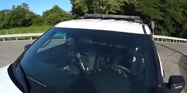 知法犯法！美警察开车时看手机转弯撞上骑车者
