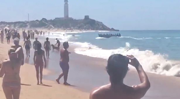 数十非法移民“抢滩登陆”西班牙惊呆游客