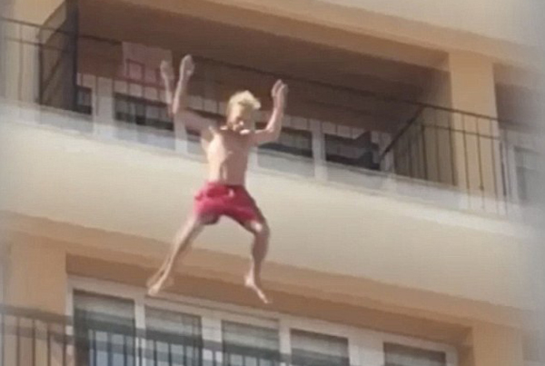 西班牙一游客体验酒店阳台跳水被警察带走