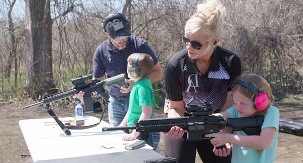 美国一女子在自家建射击场教孩子射击防身
