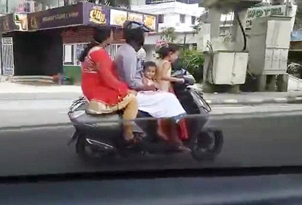 儿戏！印度5岁女童骑摩托车载全家穿梭闹市