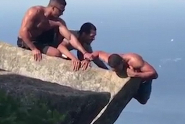 绝地求生！巴西登山客获友人搭救悬崖边捡回一命