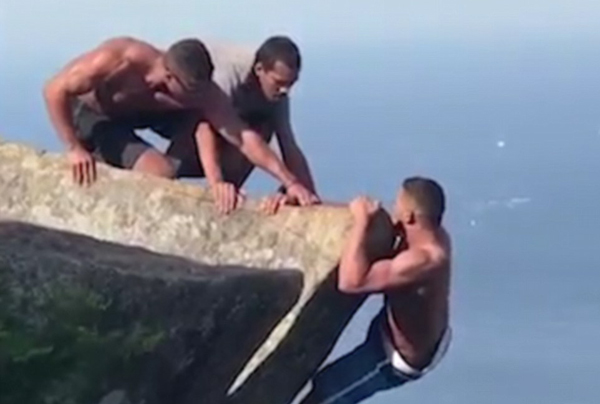绝地求生！巴西登山客获友人搭救悬崖边捡回一命