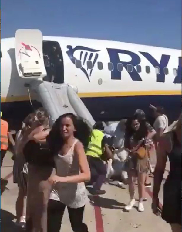 西班牙机场一航班上乘客手机爆炸致飞机起火