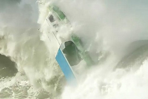 可怕！印尼小船印度洋上遭巨浪掀翻沉入海中