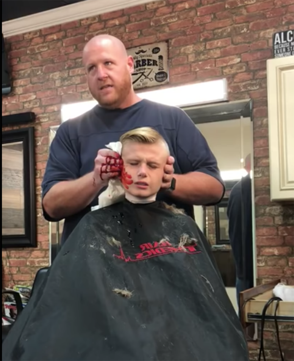 美理发师整蛊小男孩 骗其理发时耳朵被剪掉