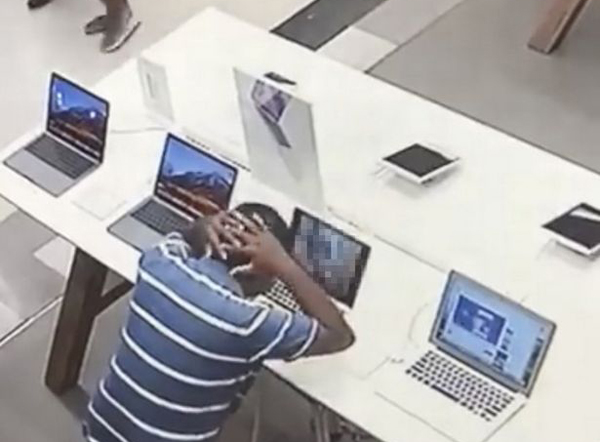 泰国一男子在苹果专卖店占用演示机看色情片