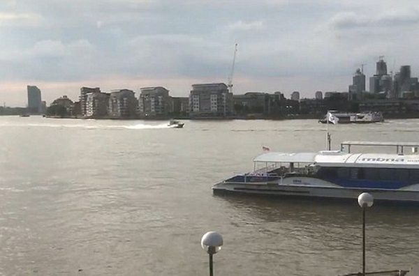 英警方与摩托艇泰晤士河上上演“追逐大战”