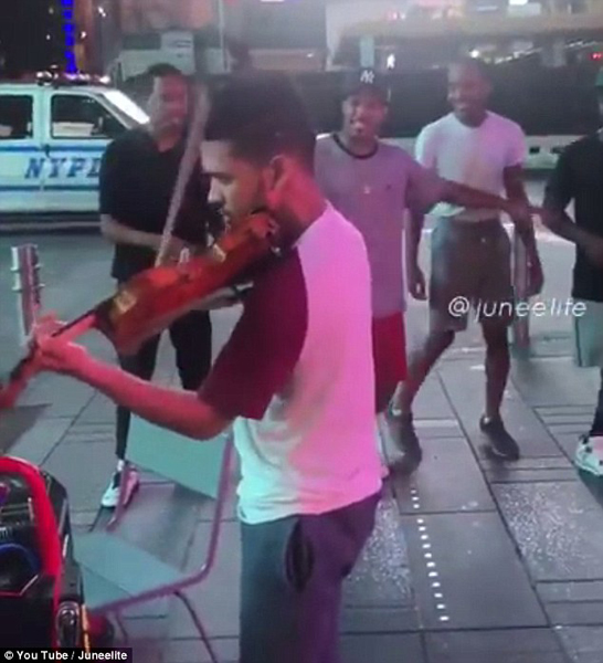 委内瑞拉天才小提琴手异国街头演奏获路人舞蹈助兴