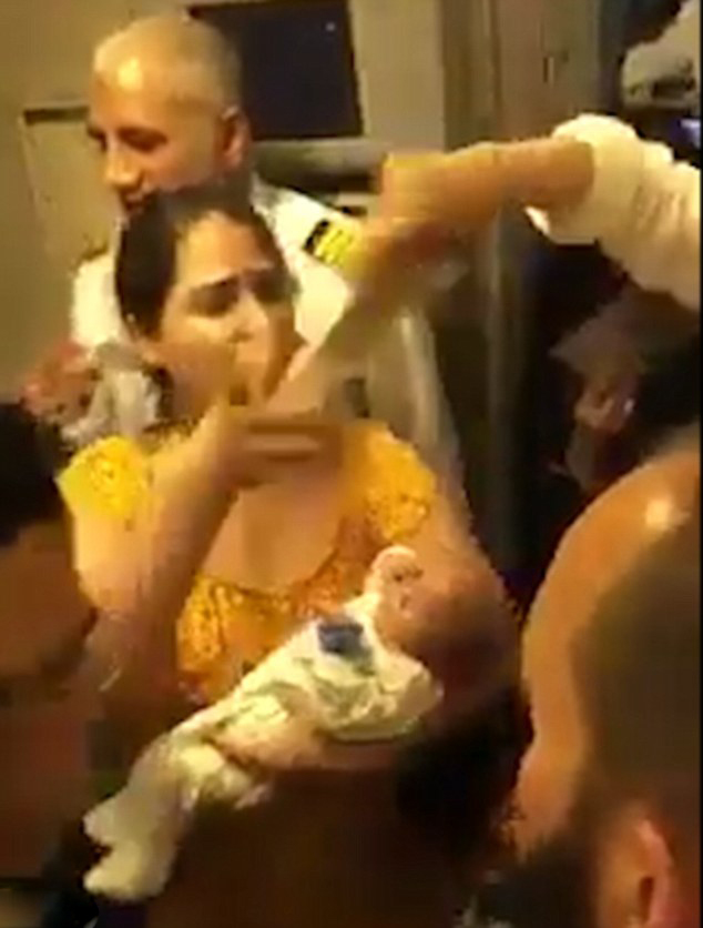 巴基斯塔航空机舱高温致婴儿呼吸困难 拒开门