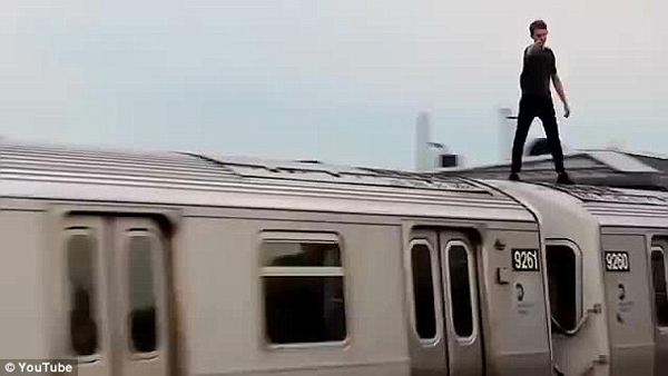 吓人！三男子不顾生命安全纽约地铁车顶肆意奔跑跳跃