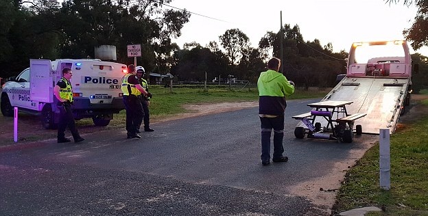 澳4名男子驾驶电动餐桌上路喝酒 被警察拖走