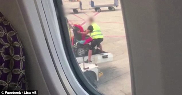 英残疾女士痛斥机场地勤暴力托运致其轮椅破损
