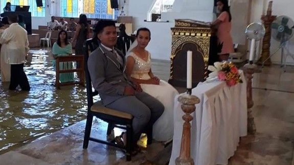 没有什么能够阻挡！菲律宾一对新人洪水中坚持举行婚礼
