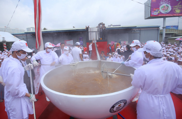 越南一公司制作1359公斤重面条汤打破世界纪录