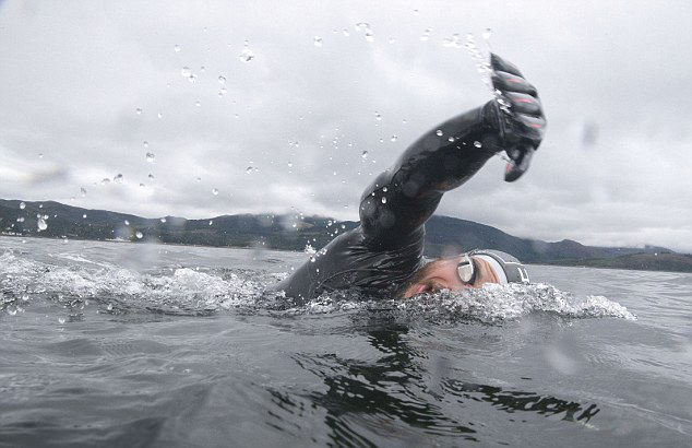 英冒险家海中游泳74天打破长距离游泳世界纪录