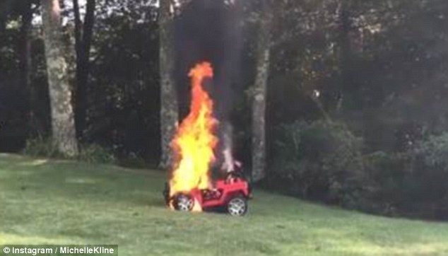 惊险！美妇女发现异样在玩具车自燃前抱出两孩子