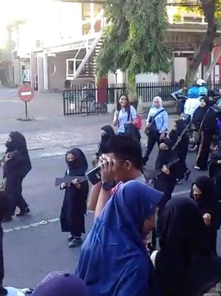 印尼托儿所孩子穿疑似“伊斯兰国”服装参加游行惹争议