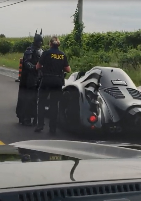 加拿大“蝙蝠侠”开“蝙蝠战车”被交警叫停