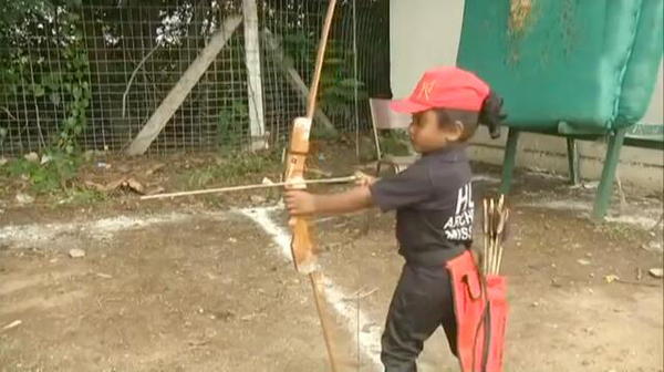 印三岁女童连续射出1111支箭欲创吉尼斯世界纪录