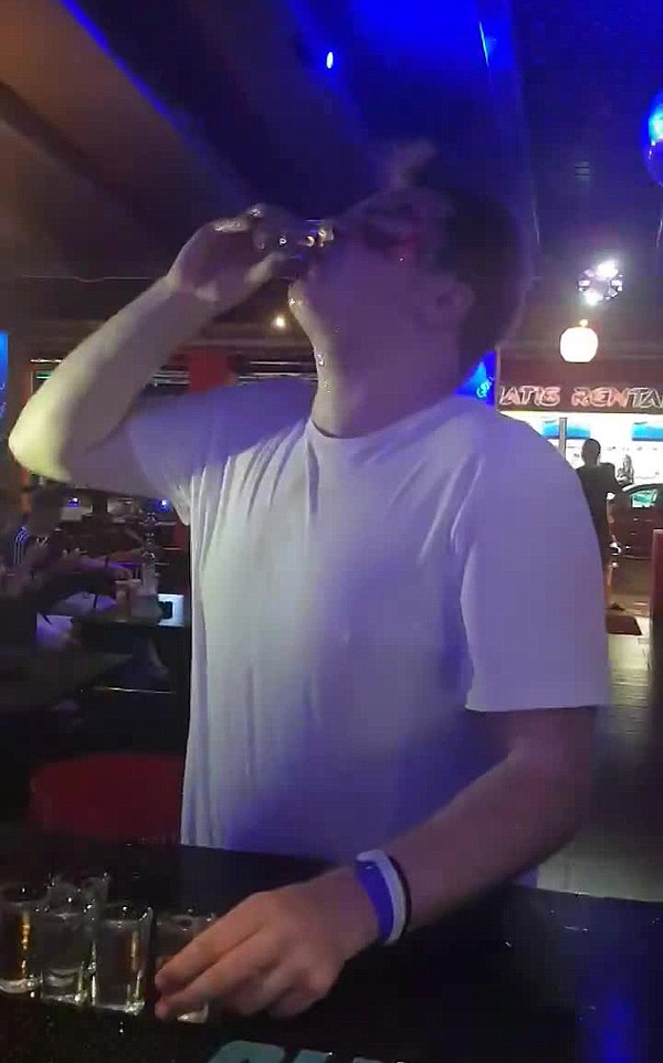 震惊！希腊酒吧顾客一分钟喝30杯烈酒