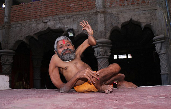印度牧师身患奇病 被当地民众供为神灵