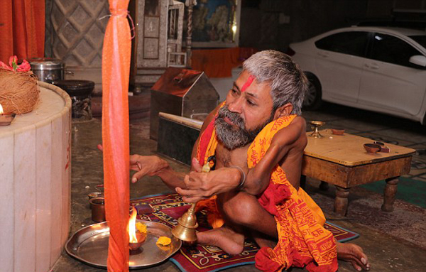 印度牧师身患奇病 被当地民众供为神灵