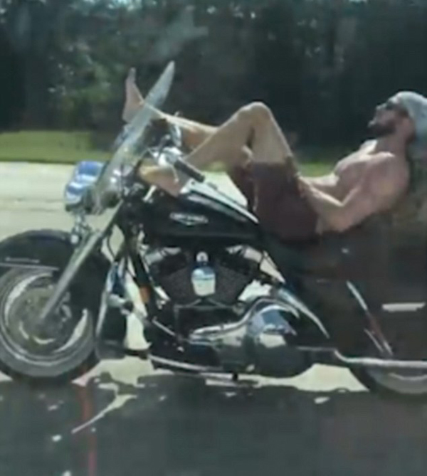 开挂！美半裸男子平躺赤脚驾驶摩托车炫技