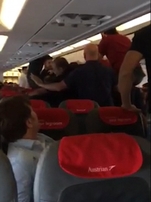 男子飞机上失控撒野被制服 与乘客争吵殴打乘务员