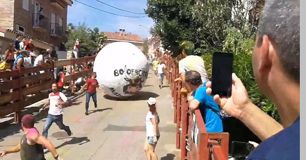 西班牙“奔球节”悲剧上演 一男子遭巨球撞击受重伤