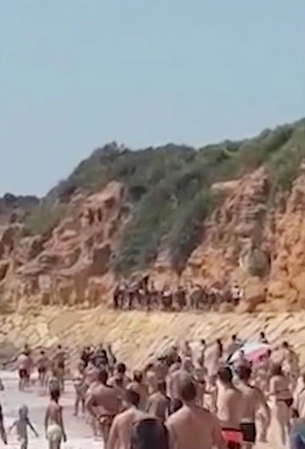 约50名非法移民登陆西班牙海滩爬悬崖 惊呆游客