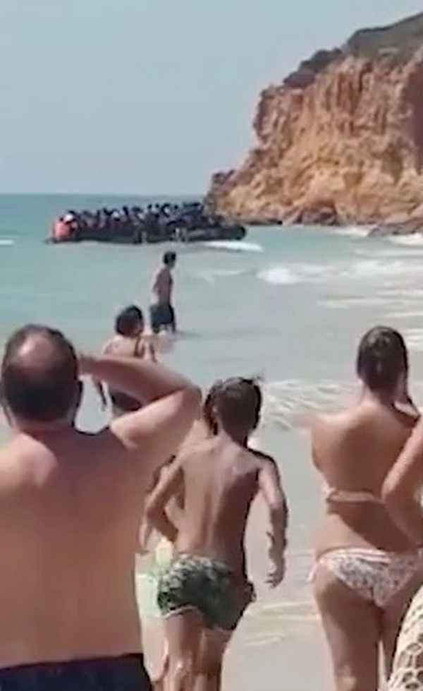 约50名非法移民登陆西班牙海滩爬悬崖 惊呆游客