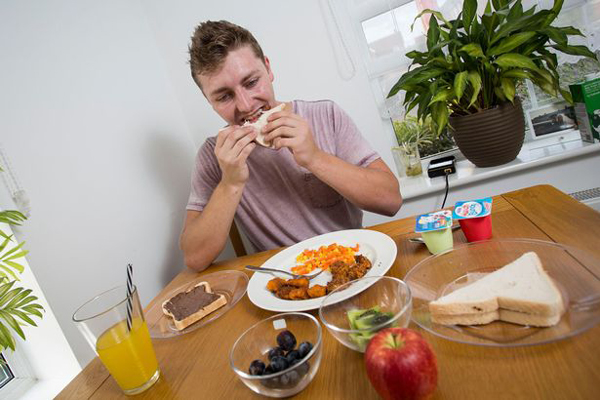 英男子患饮食失调症 近20年几乎只吃鸡块和薯条