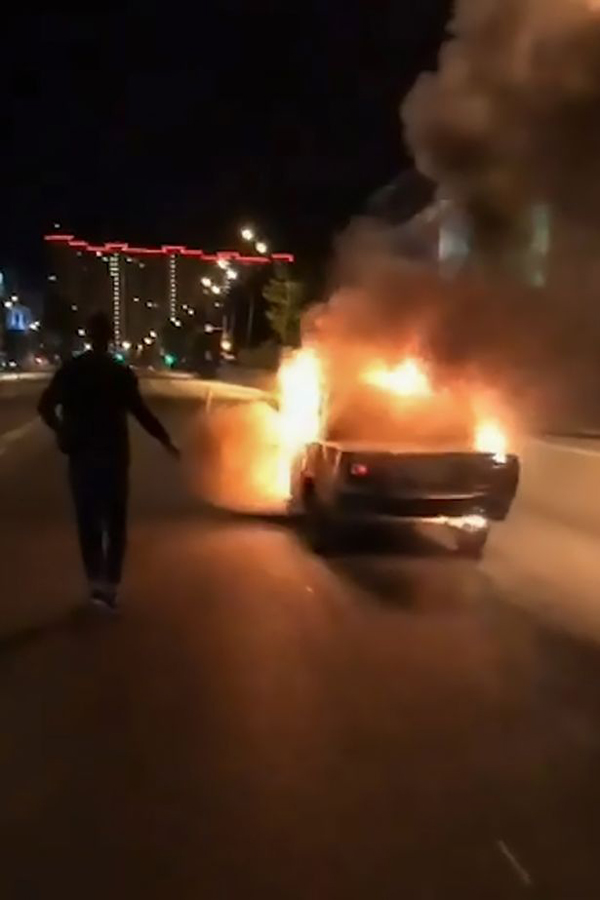 俄男子点燃汽车挑战开车门舞 被警方逮捕