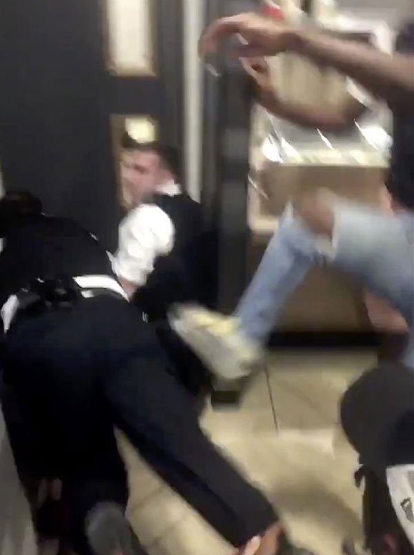 英警察快餐店逮捕疑犯时遭涉事人员踢伤