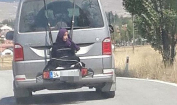 土耳其一父亲将13岁女儿绑车后驾驶 被警方拘留