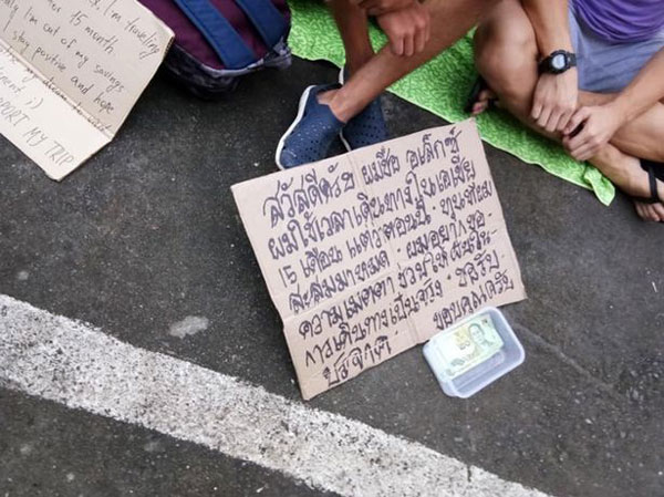西方“乞讨旅行者”在泰国街头乞讨引众怒