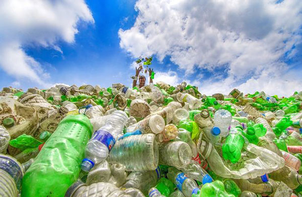 英废弃塑料瓶运往孟加拉回收 堆积成山令人震惊