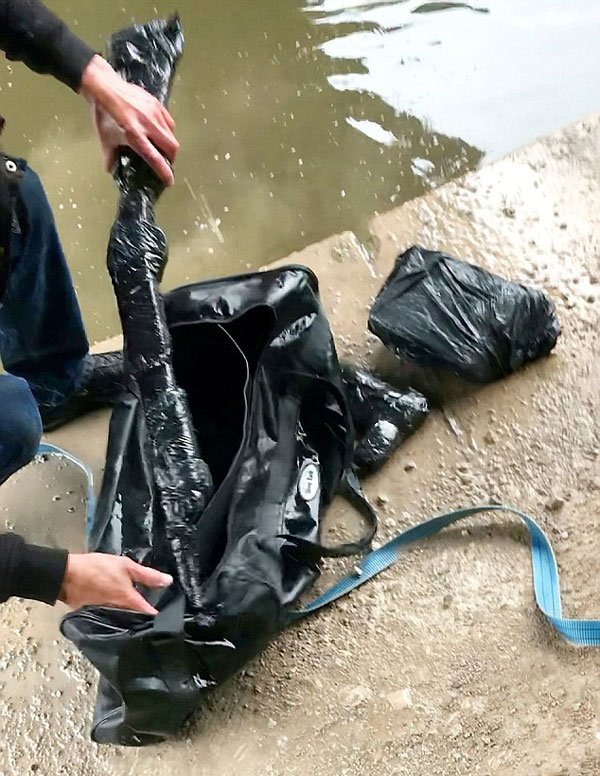 惊诧！英国一家人河边钓鱼时发现装有枪支弹药黑包
