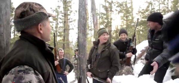 俄罗斯一州长射杀洞穴内冬眠棕熊庆生引众怒