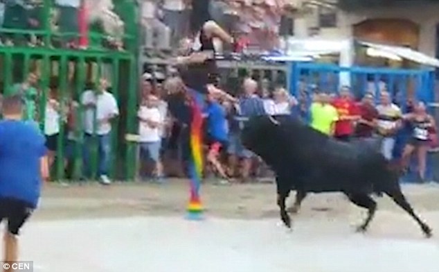 西班牙斗牛节上公牛致三人受伤 一人被顶飞
