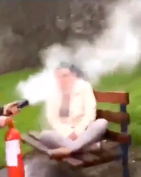 令人发指！女子露宿公园长椅突遭暴徒喷灭火器