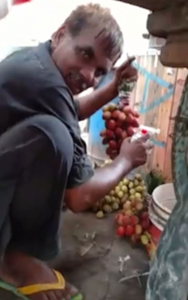 巴基斯坦商贩偷将青葡萄染成红色售卖 被当场发现