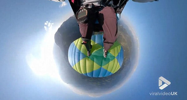 滑翔伞飞行员高空表演旋转和倒转惊人特技
