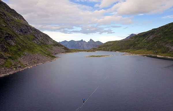 刺激！德男子挪威湖上空挑战2800米走绳索