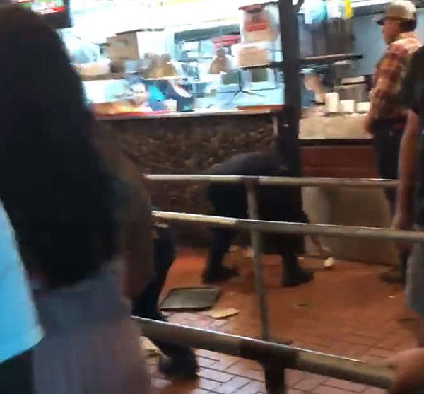 墨西哥餐厅一女子与员工激烈争吵互扔盘子