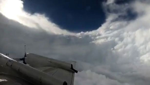 “佛罗伦萨”飓风将登陆美国 飞行员风暴中心拍下震撼画面
