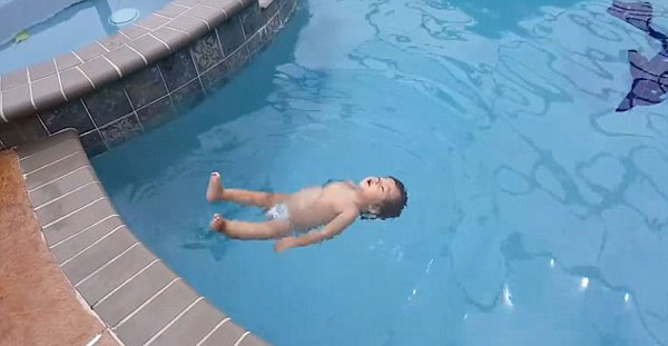 萌趣十足！美一岁女婴泳池秀花样泳技后独立上岸