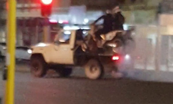 疯狂！澳两男子骑卡车上摩托车故意喷射烟雾